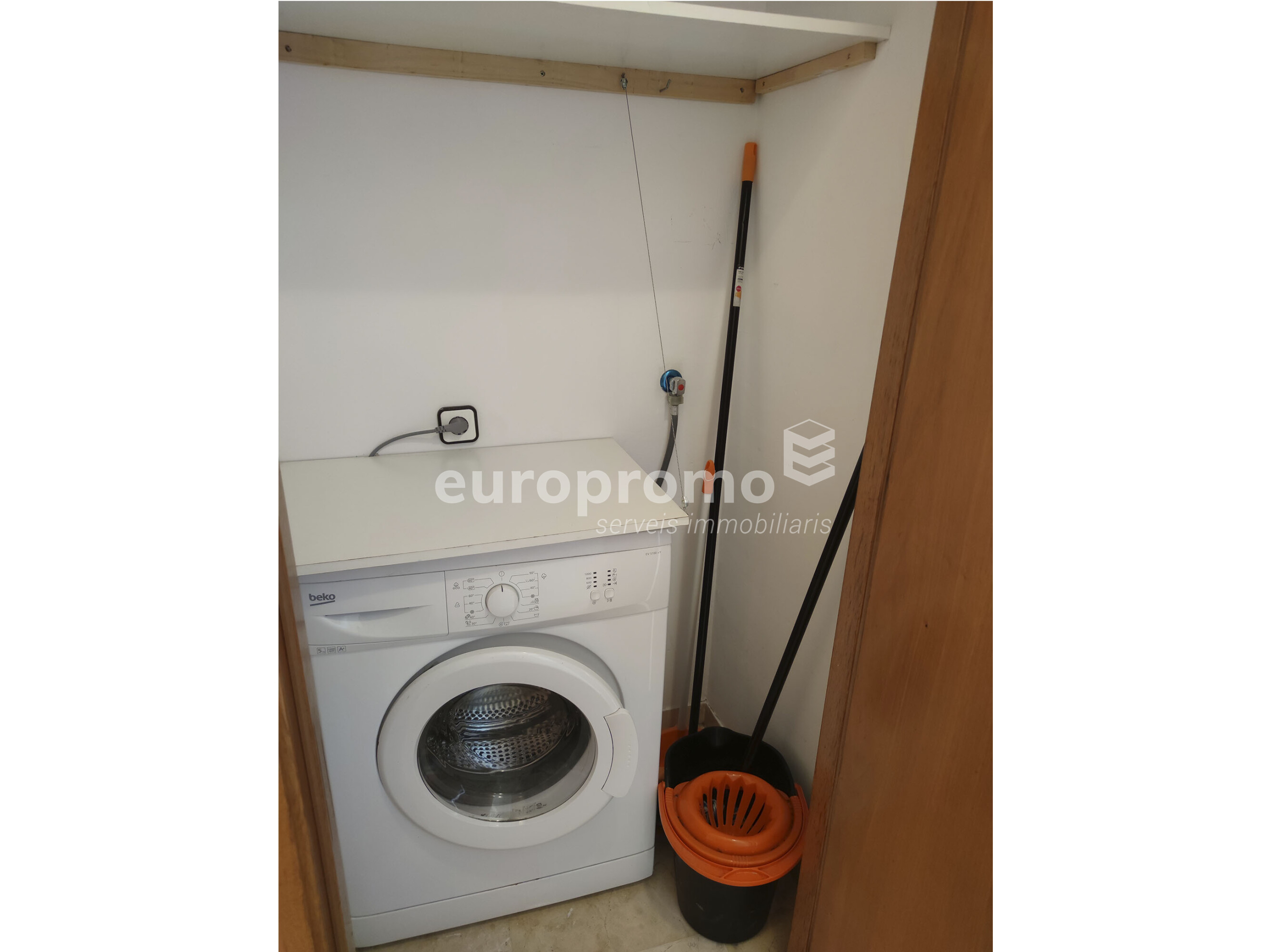 Pis acollidor d'una habitació amb despatx al centre de Girona!